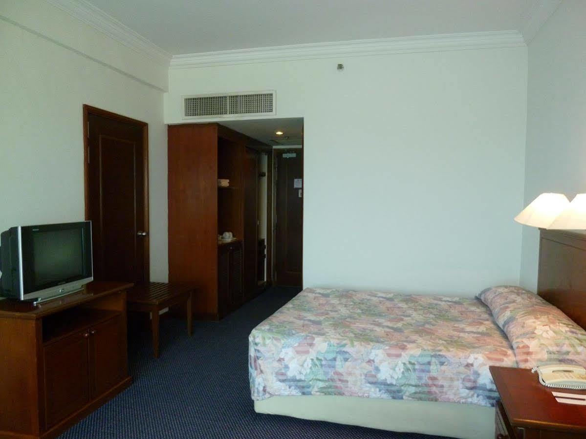 Gocos Hotel Кланг Екстериор снимка