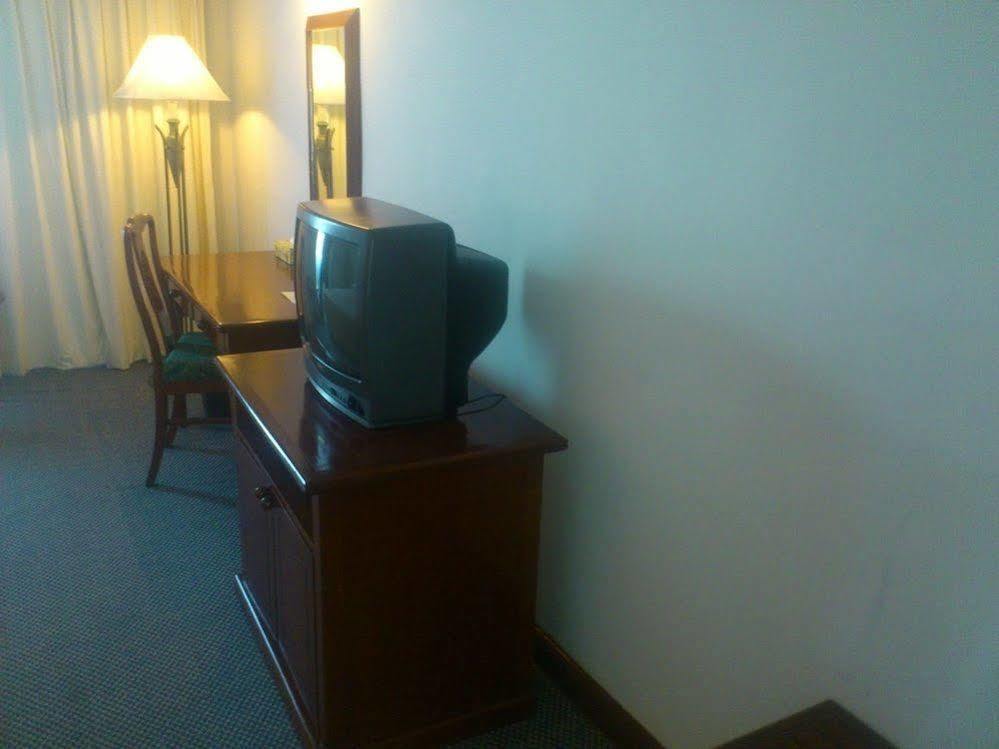 Gocos Hotel Кланг Екстериор снимка
