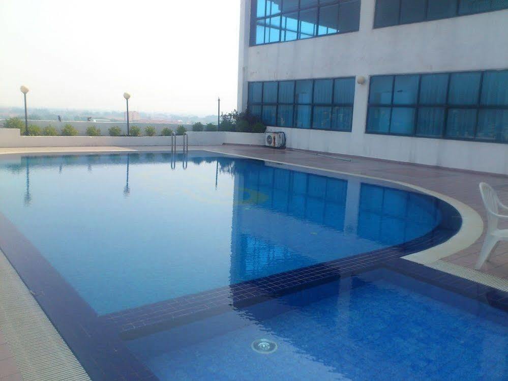 Gocos Hotel Кланг Екстериор снимка