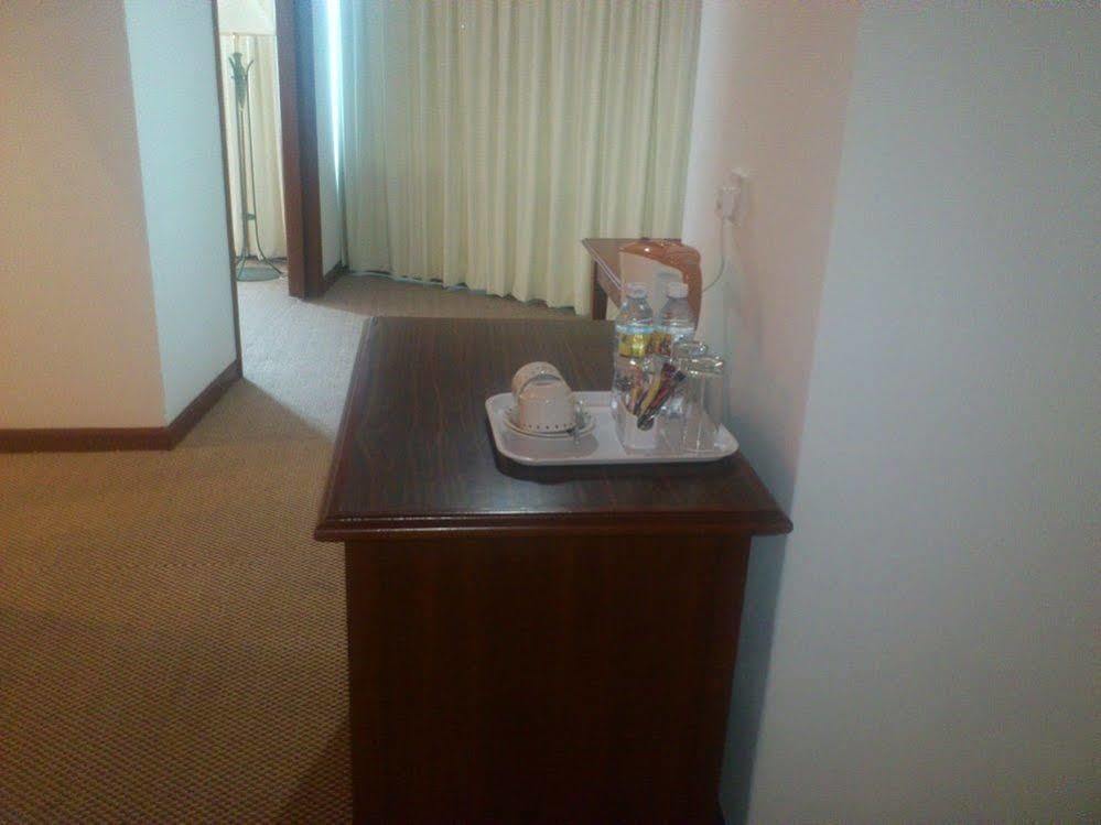 Gocos Hotel Кланг Екстериор снимка