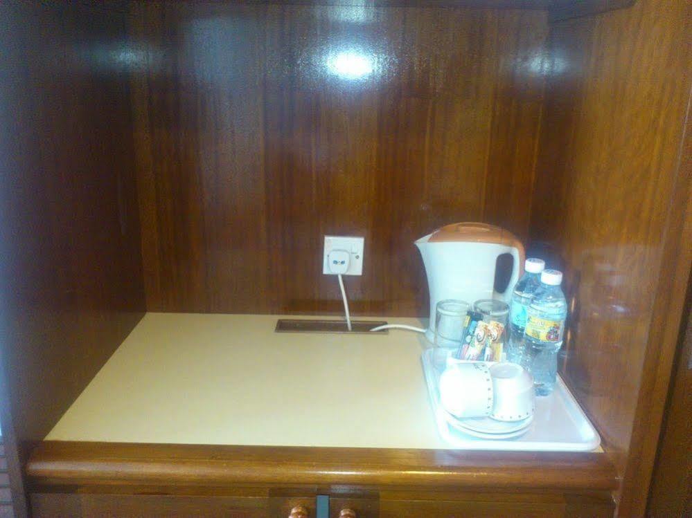 Gocos Hotel Кланг Екстериор снимка