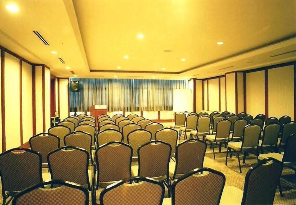 Gocos Hotel Кланг Екстериор снимка