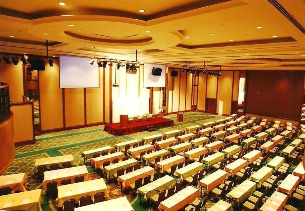 Gocos Hotel Кланг Екстериор снимка