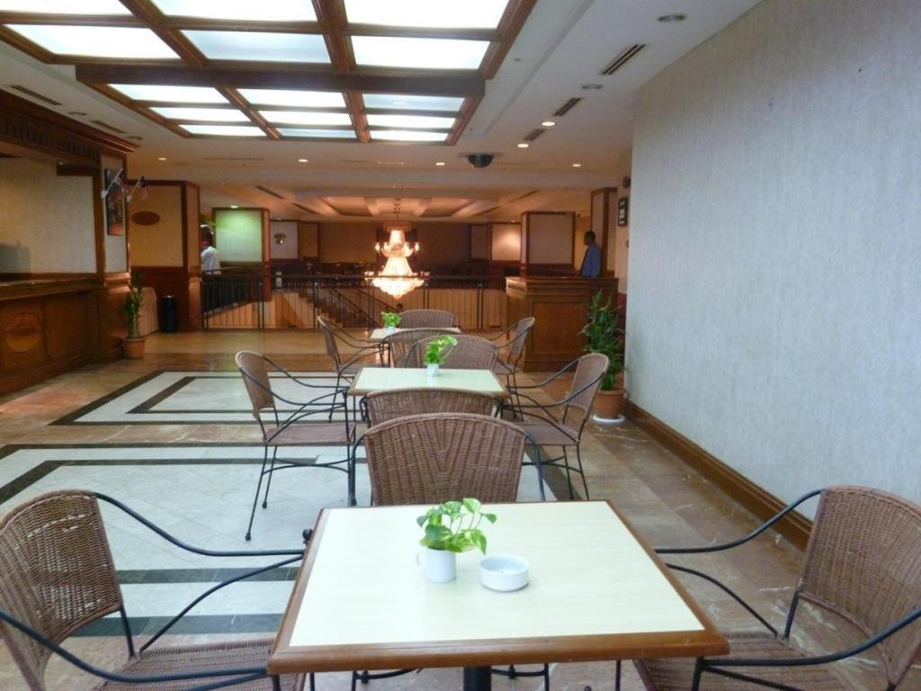 Gocos Hotel Кланг Екстериор снимка